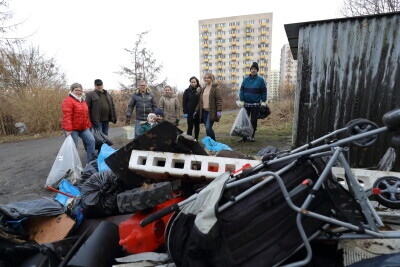 Sprzątanie okolicy wokół bloków przy ul. Granitowej.