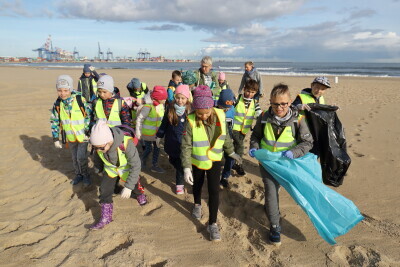 Sprzątanie plaż w ramach akcji - Sprzątanie świata