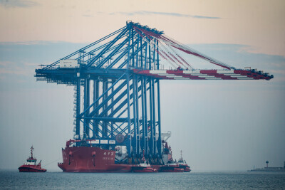 Statek z gigantycznymi suwnicami wpłynął do Baltic Hub