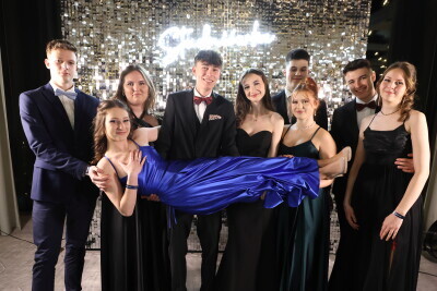 Studniówka VIII LO  z udziałem prezydent Gdańska Aleksandry Dulkiewicz