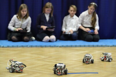 Symboliczne przekazanie sprzętu komputerowego do szkół