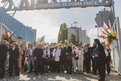 Symboliczne wspólne otwarcie bramy z udziałem bohaterów Sierpnia'80