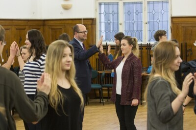 Uczniowie V LO ćwiczą poloneza