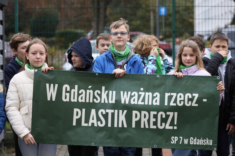 Zdjęcie Uroczyste odsłonięcie muralu Gdańsk bez plastiku na elewacji SP nr 7.Autorem muralu jest trójmiejski artysta Marek Looney Rybowski.  3