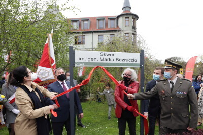 Uroczyste odsłonięcie nazwy. Skwer im. Marka Bezruczki.