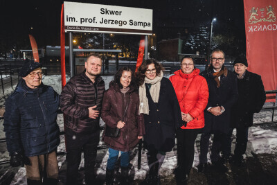Uroczyste odsłonięcie tablicy z nazwą skweru imienia profesora Jerzego Sampa