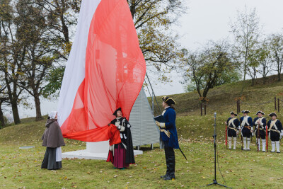 Uroczyste podniesienie flagi polskiej na Górze Gradowej