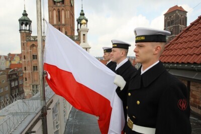 Uroczyste wciągnięcie Flagi Państwowej na Dwór Artusa.