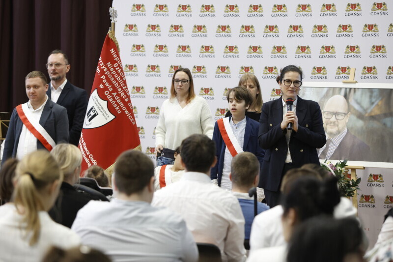 Zdjęcie Uroczystość 4. rocznicy nadania zespołowi szkół specjalnych na Przymorzu, przy ul. Jagiellońskiej 11, imienia Pawła Adamowicza 16