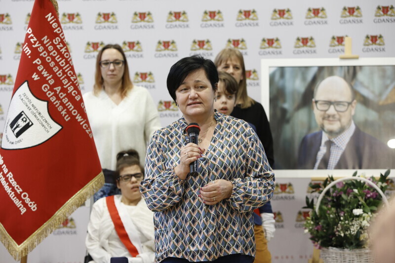 Zdjęcie Uroczystość 4. rocznicy nadania zespołowi szkół specjalnych na Przymorzu, przy ul. Jagiellońskiej 11, imienia Pawła Adamowicza 17