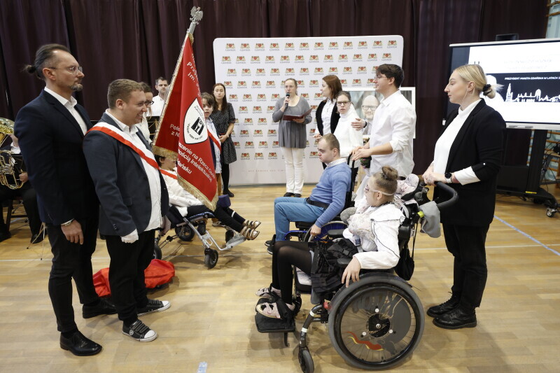 Zdjęcie Uroczystość 4. rocznicy nadania zespołowi szkół specjalnych na Przymorzu, przy ul. Jagiellońskiej 11, imienia Pawła Adamowicza 19