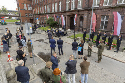 Uroczystość Victoriaschule, przy tablicy upamiętniającej Polaków torturowanych i zamęczonych w pierwszych dniach II Wojny Światowej