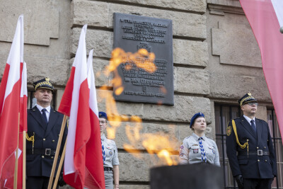 Uroczystość pod tablicą upamiętniającą harcmistrza Jana Ożdżyńskiego
