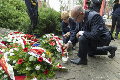 Uroczystość przy pomniku-tablicy upamiętniającej nauczycieli polskich z Wolnego Miasta Gdańska