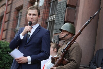 Viktoriaschule - złożenie kwiatów