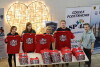WOŚP - wręczanie wolontariuszom identyfikatorów, puszek, serduszek i koszulek WOŚP