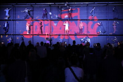 „WYMURZANIE WOLNOŚCI”, performance muzyczno-ruchowy na murach Gdańskiego Teatru Szekspirowskiego.