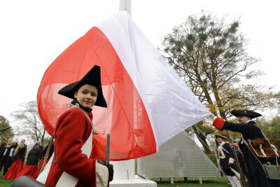 Wciągnięcie flagi na 42-metrowy maszt