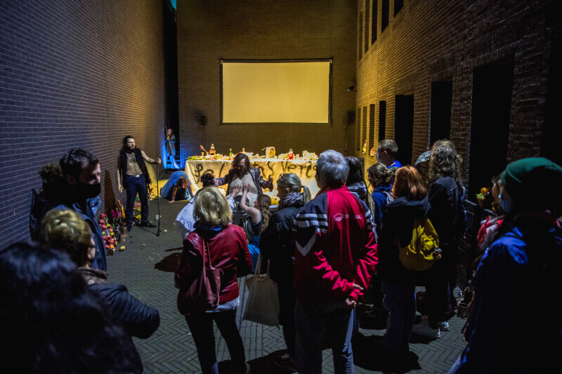 Publiczność oglądająca występ aktorów w holu Gdańskiego Teatru Szekspirowskiego