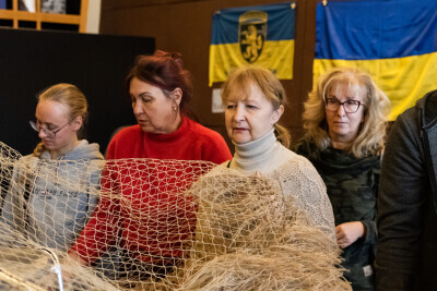 Węzły zwycięstwa - wspólne tkanie siatki maskującej dla ukraińskich żołnierzy