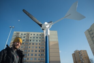 Wiatrak i panel fotowoltaiczny w SP nr 69