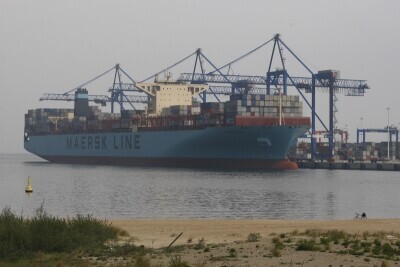 Wielki kontenerowiec w Gdańsku