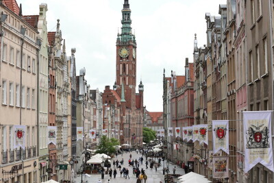 Wieszanie flag z herbami na ul. Długiej z okazji Święta Miasta.