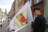 Wieszanie flag z herbami na ul. Długiej z okazji Święta Miasta.
