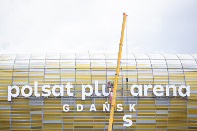 Montaż nazwy Polsat Plus Arena Gdańsk na stadionie w Letnicy
