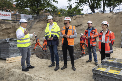 Wizyta wiceprezydenta Gdańska Piotra Grzelaka i prezesa MTG Andrzeja  Bojanowskiego na budowie basenu u zbiegu ulic Al. Legionów i Kościuszki we Wrzeszczu