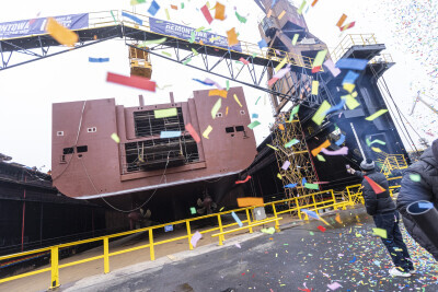 Wodowanie promu w Stoczni Remontowa