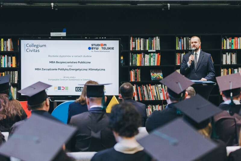 Zdjęcie Wręczenie dyplomów studiów MBA zarządzanie polityką energetyczną i klimatyczną w ramach Studium Obywatelskiego im. P. Adamowicza 2