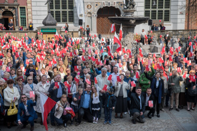 Wspólne zdjęcie Pomorzan i gdańszczan z konstytucją