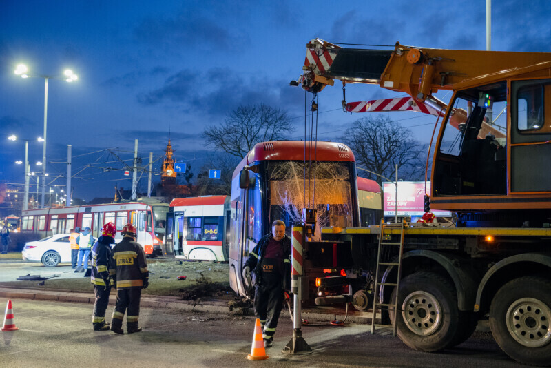 Zdjęcie Wykolejony tramwaj przy Zieleniaku 3