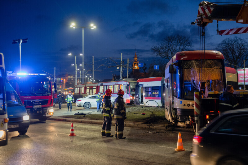 Zdjęcie Wykolejony tramwaj przy Zieleniaku 4