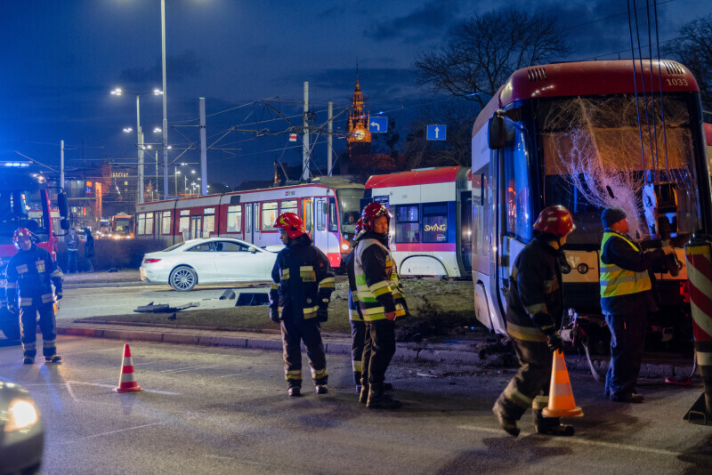 Zdjęcie Wykolejony tramwaj przy Zieleniaku 5
