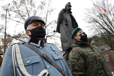 Z okazji 153. rocznicy urodzin Marszałka Piłsudskiego złożenie kwiatów pod pomnikiem
