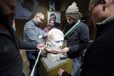Zamiana popiersi Hitlera w Muzeum II Wojny Światowej