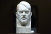 Zamiana popiersi Hitlera w Muzeum II Wojny Światowej