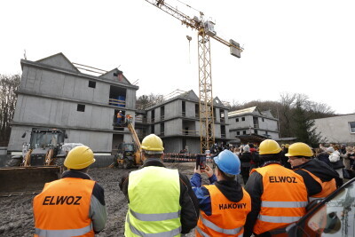 Zawieszenie wiechy na Centrum Opieki Wytchnieniowej.