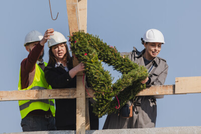 Zawieszenie wiechy na budynku Branżowgo Centrum Umiejętności dla Przemysłu Mody