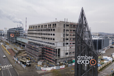 Zawieszenie wiechy na hotelu przy AMBEREXPO