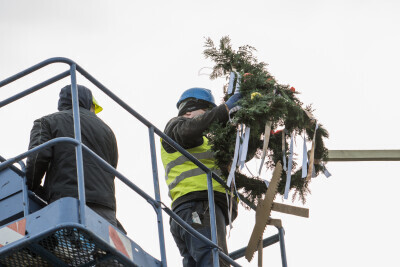 Zawieszenie wiechy na remontowanym budynku palmiarni
