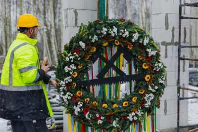 Zawieszenie wiechy na szkole przy Morenowym Wzgórzu