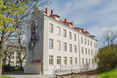 Zdjęcia wyremontowanej kamienicy z muralem P.Adamowicza