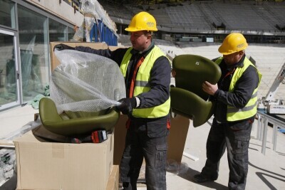 Zielone krzesełka na bursztynowej Arenie