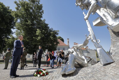 Ambasador USA w Polsce Mark Brzeziński z wizytą w Gdańsku. Złożenie kwiatów pod Pomnikiem Obrońców Poczty Polskiej, konferencja prasowa i spacer z prezydent Gdańska