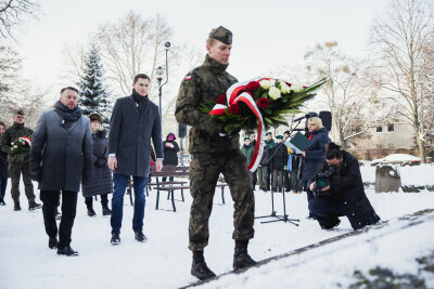 Złożenie kwiatów pod pomnikiem w 27. rocznicę śmierci gen. Stanisława Maczka