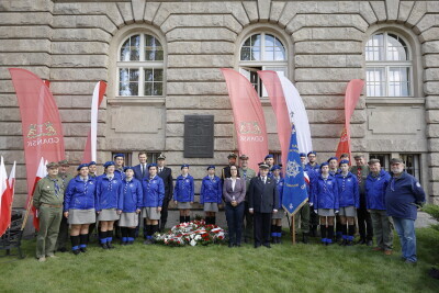 Złożenie kwiatów pod tablicą upamiętniająca harcmistrza Jana Ożdżyńskiego.
