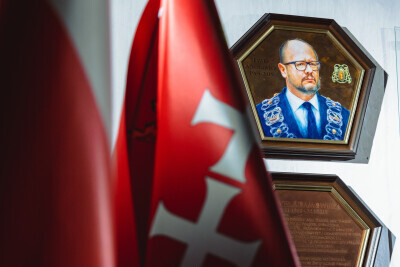 Złożenie kwiatów przy grobie Pawła Adamowicza